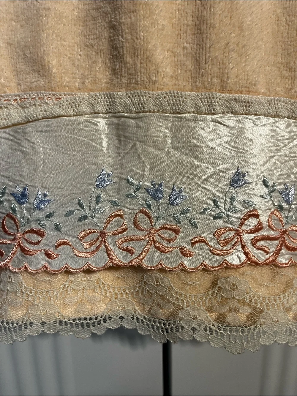 Briggs New York Cream Hand Towel with Embroidered Lace Trim